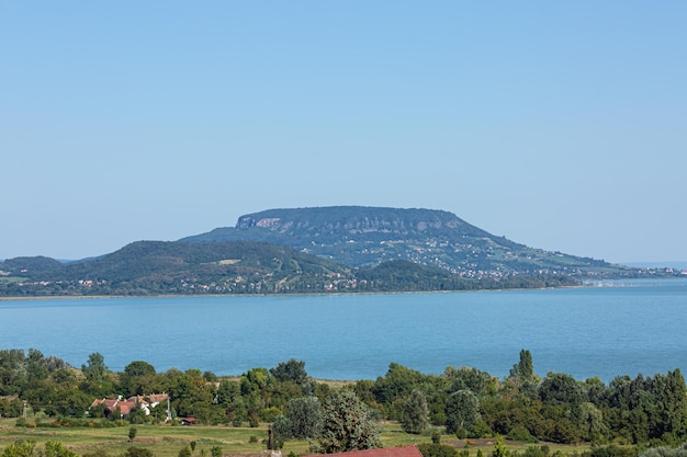 La montagne volcanique érodée de Badacson