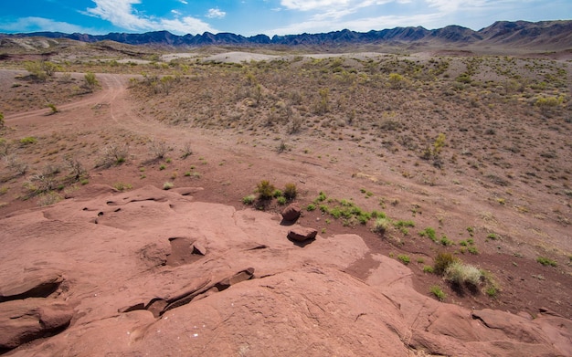 une montagne volcanique rouge un paysage fantastique Kazakhstan