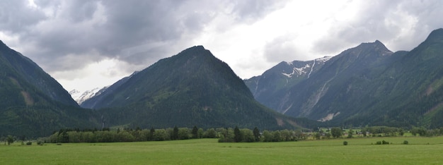 Montagnes des Alpes dans le panorama de l'Autriche