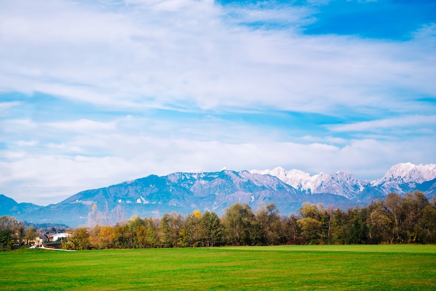 Montagnes des Alpes en Slovénie vue depuis le bus