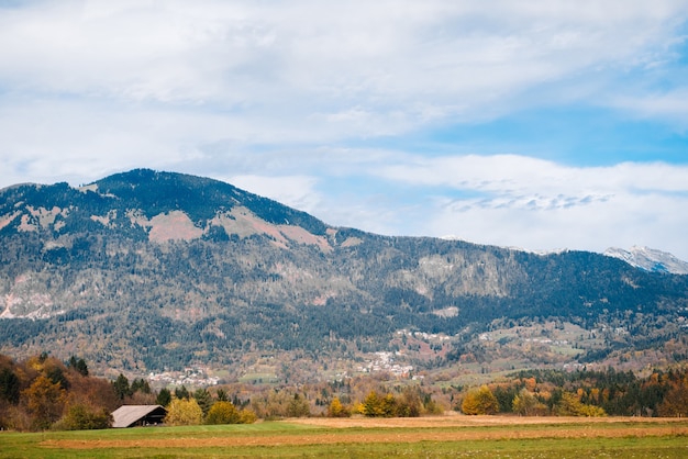 Montagnes des Alpes en Slovénie vue depuis le bus