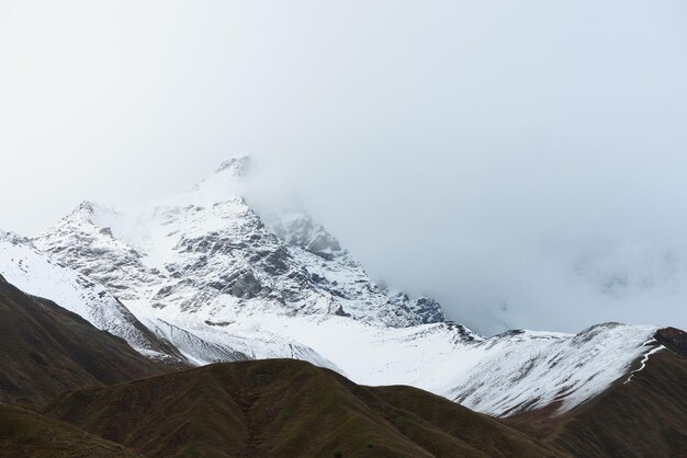 Les montagnes après les chutes de neige