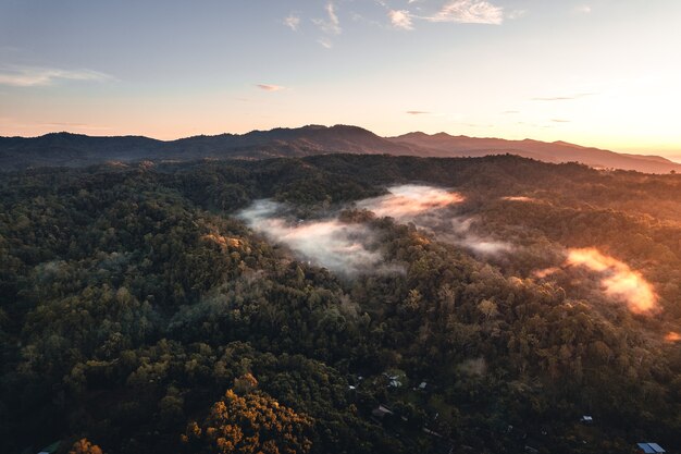 Montagnes et arbres dans un village rural, grand angle le matin