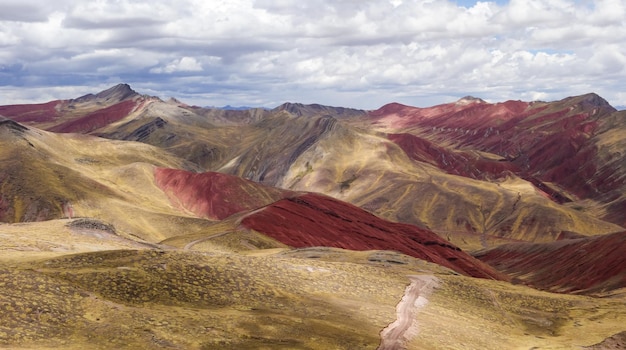 Montagnes arc-en-ciel Palcoyo, à Cusco, Pérou. Paysage coloré dans les Andes