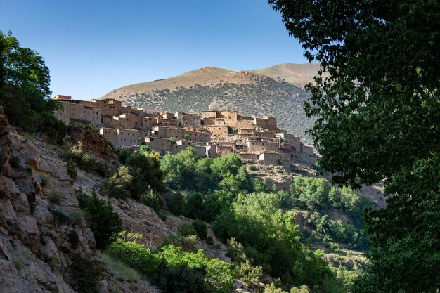 Les montagnes de l'Atlas au Maroc. Un village berbère accroché au flanc de la montagne