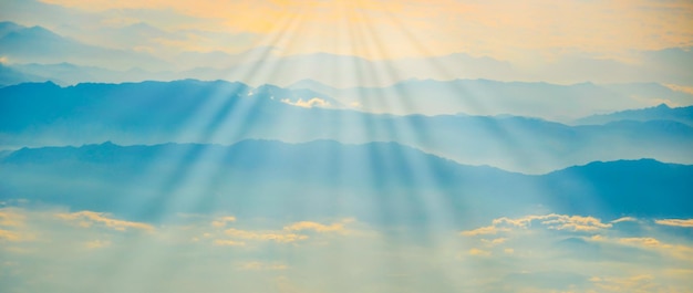 Montagnes au coucher du soleil de brouillard