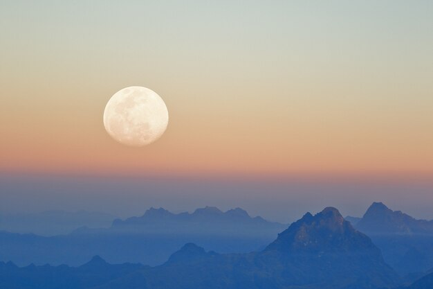 Montagnes au coucher du soleil vu avec la lune