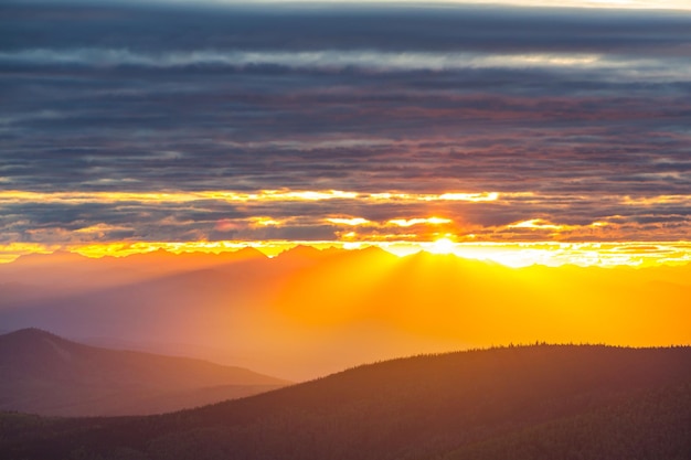 Montagnes au coucher du soleil