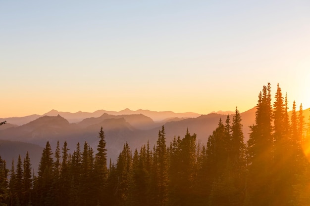 Montagnes au coucher du soleil