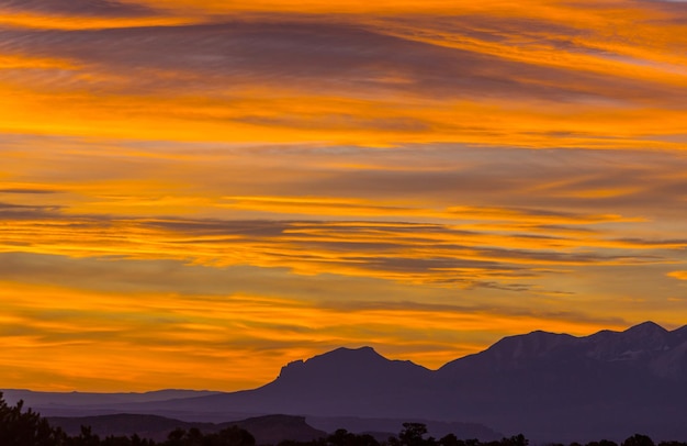 Montagnes au coucher du soleil