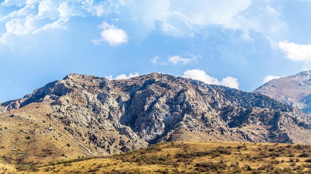 Photo les montagnes à l'automne contre le paysage du ciel