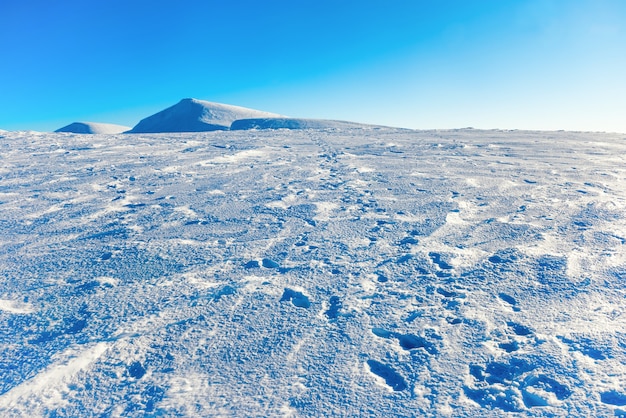 Montagnes blanches d'hiver dans la neige. Paysage naturel avec des collines