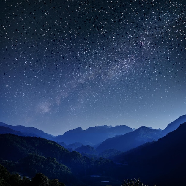 Montagnes bleues de beau paysage la nuit avec le fond de voie lactée, Chiang mai, Thaïlande