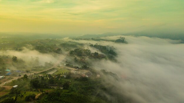 Montagnes et brouillard en Thaïlande