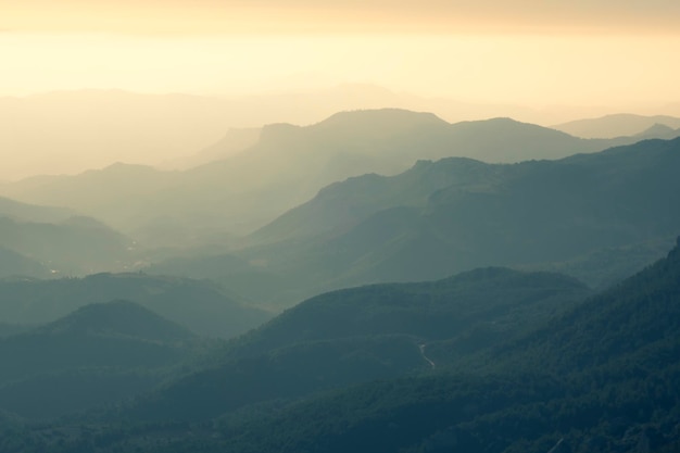 Montagnes avec le brouillard