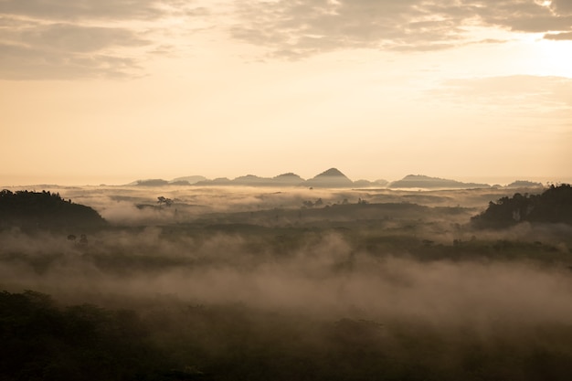 Montagnes et brume au matin