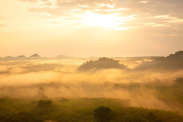 Montagnes et brume au matin