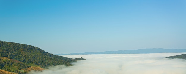 montagnes et brumes en asieVue panoramique Lever du soleil et brume sur la montagne au nord de la thaïlande