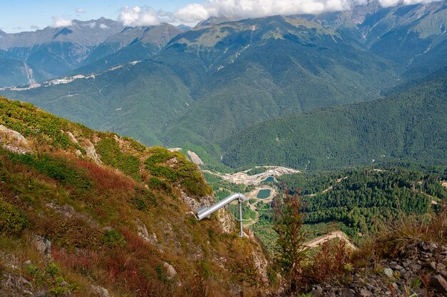 Montagnes brumeuses du Caucase à Sotchi