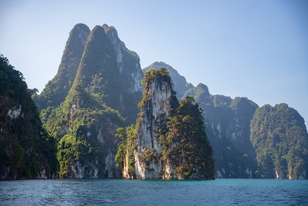 Montagnes calcaires, arbres, mer, thaï