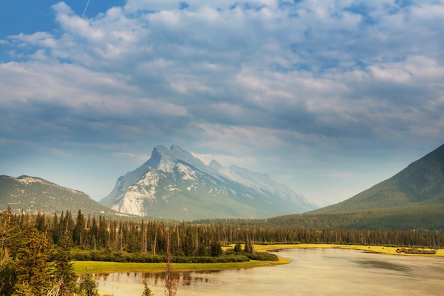 Montagnes canadiennes pittoresques en été