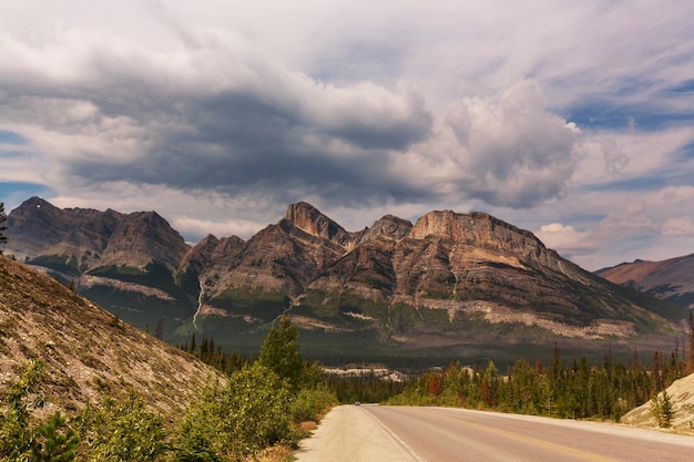 Montagnes canadiennes pittoresques en été