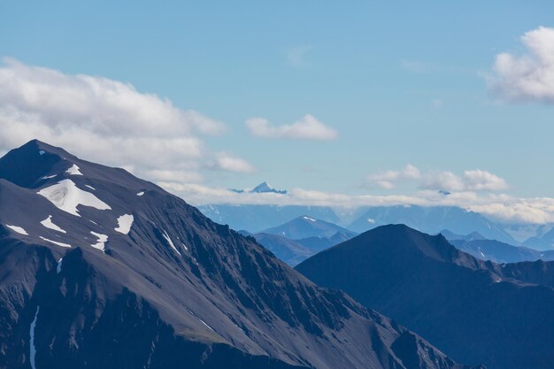 Montagnes canadiennes pittoresques en été