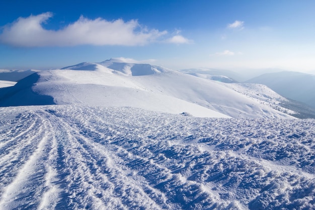 Montagnes des Carpates en hiver Paysage d'hiver pris dans les montagnes