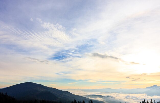 Les montagnes des Carpates Un magnifique paysage de montagne La nature dans les montagnes De beaux nuages