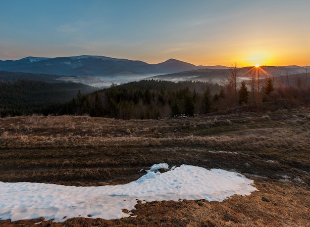 Montagnes des Carpates de printemps tôt le matin