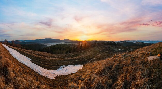 Montagnes des Carpates de printemps tôt le matin