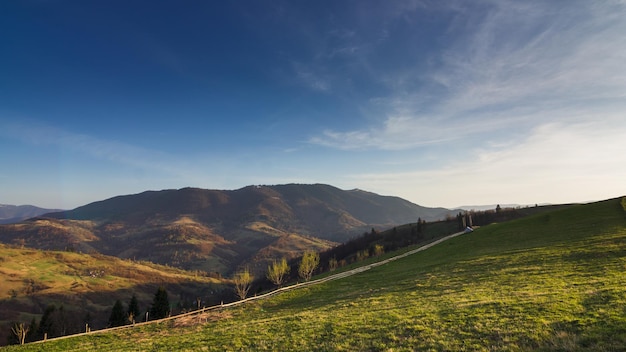 Montagnes des Carpates Ukraine Montagnes pendant le coucher du soleil Beau paysage naturel en été