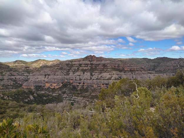 Photo montagnes de la chaîne du montsant dans une journée nuageuse