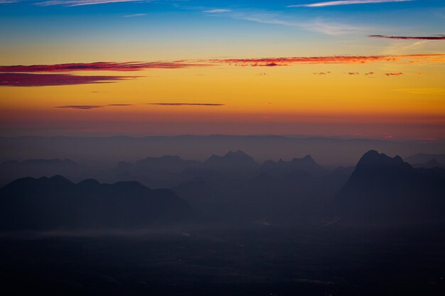 Photo montagnes et ciel au coucher du soleilpaysage de montagne