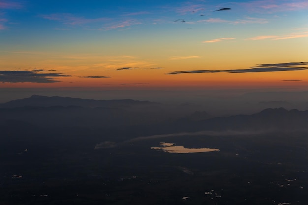 montagnes et ciel au lever du soleilTôt le matin dans les montagnes