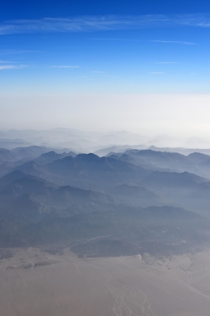 Montagnes avec ciel et brume blanche