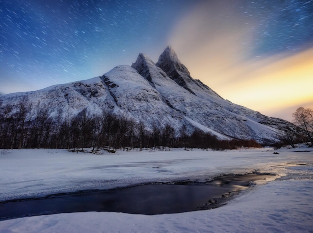 Montagnes et ciel étoilé des îles de Senja Norvège Paysage d'hiver avec ciel nocturne Norvège image de voyage