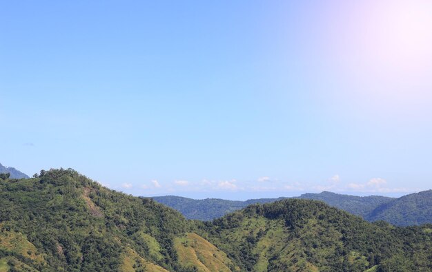 Photo les montagnes et le ciel