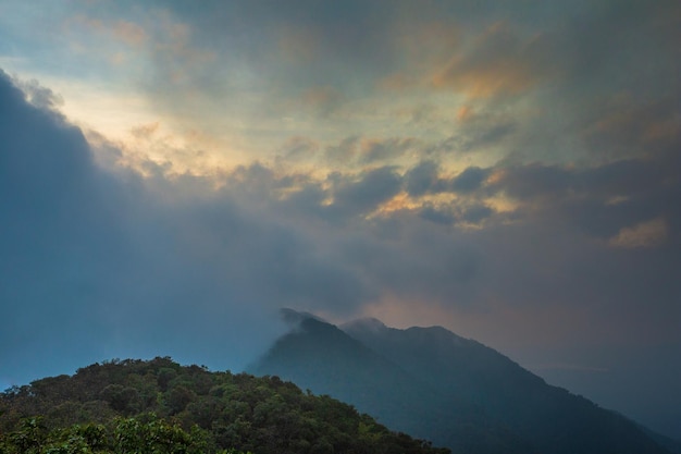 montagnes et cielPaysage de montagne