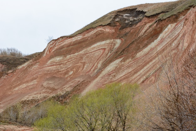 Photo montagnes et collines sur la côte de la volga. beaux motifs de rochers, de prairies, d'herbe verte et d'arbres. beau paysage de printemps. tetyushi, tatarstan.