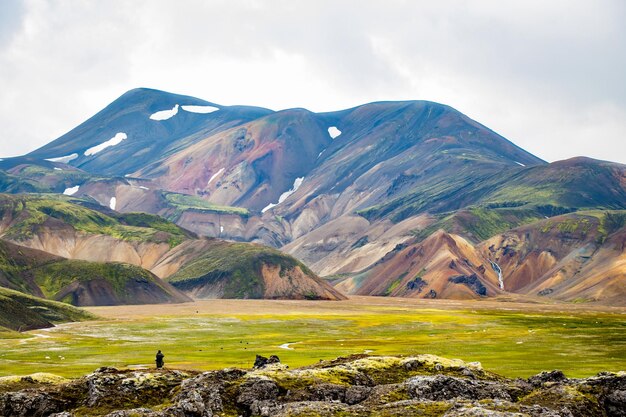 Montagnes colorées, mousse verte, piscines géothermiques, belle vallée volcanique Landmannalaugar, Islande