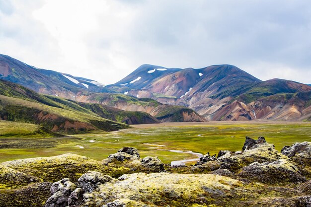 Montagnes colorées, mousse verte, piscines géothermiques, belle vallée volcanique Landmannalaugar, Islande