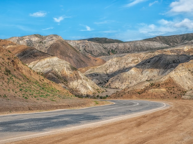 Montagnes colorées multicouches, paysage désertique martien, autoroute à travers les montagnes colorées. Daghestan