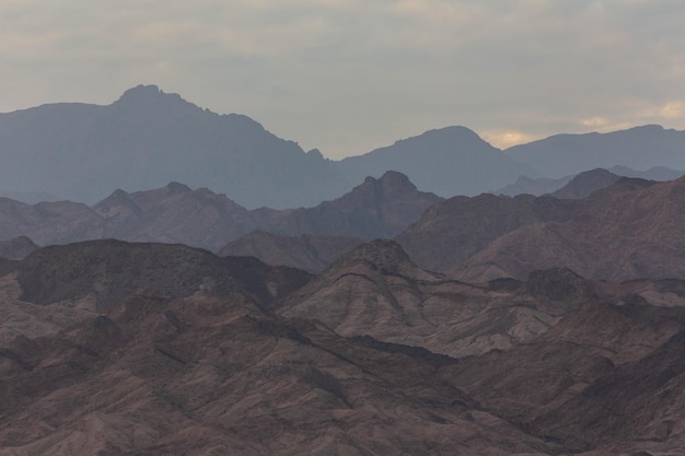 Montagnes en couches dramatiques du Sinaï dans la soirée. Vue depuis Dahab. Dahab, péninsule du Sinaï, Égypte