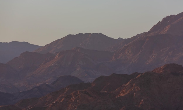 Montagnes en couches dramatiques du Sinaï dans la soirée. Vue depuis Dahab. Sinaï Sud, Égypte