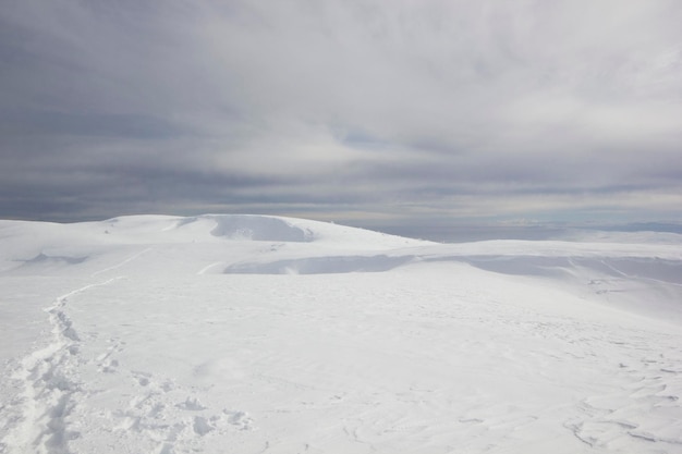 Montagnes couvertes de neige Beau paysage d'hiver