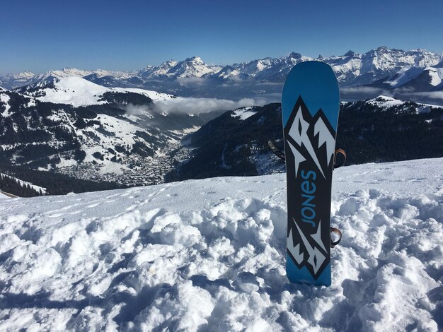 Des montagnes couvertes de neige contre le ciel