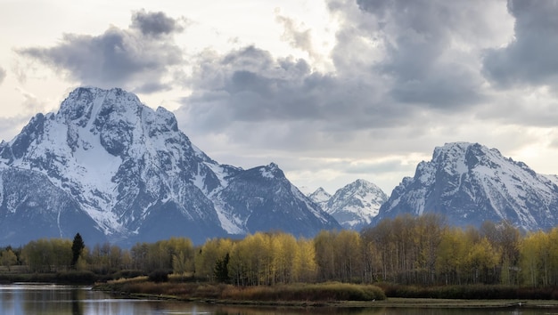 Montagnes couvertes de neige dans le paysage américain du parc national de grand teton