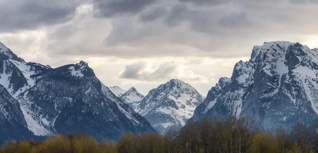 Montagnes couvertes de neige dans le paysage américain printemps saison parc national de grand teton