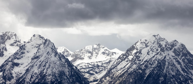 Montagnes couvertes de neige dans la saison de printemps du paysage américain